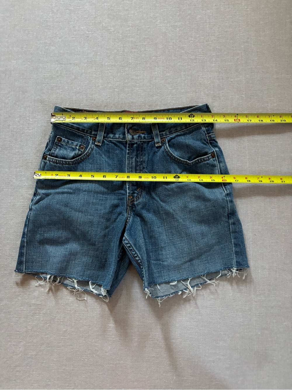 Levi’s 550 relaxed fit jean shorts. - Picture 7 of 8